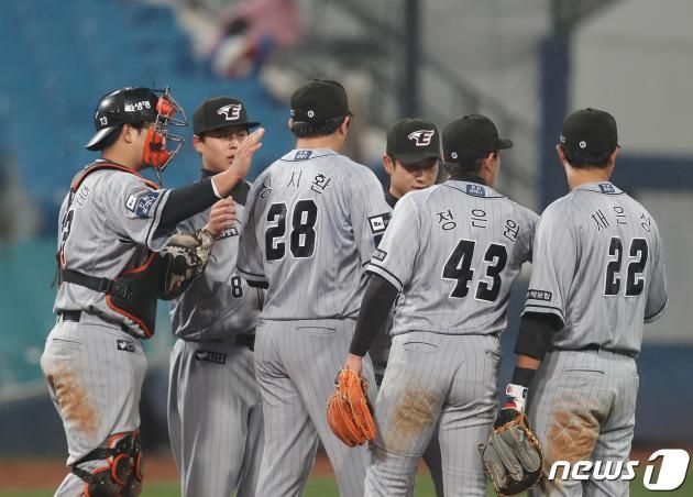 6일 오후 대구 삼성라이온즈파크에서 열린 프로야구 '신한은행 SOL 2023 KBO리그' 한화 이글스와 삼성 라이온즈의 경기, 8대1 승리를 거둔 한화 선수들이 기뻐하고 있다. 2023.4.6/DBC뉴스