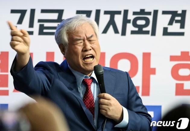 전광훈 사랑제일교회 목사가 10일 오전 서울 성북구 사랑제일교회에서 국민의힘 내부분열 사태와 현 시국 상황에 대한 입장 발표 긴급기자회견을 하고 있다. 2023.4.10/뉴스1 ⓒ News1 이승배 기자