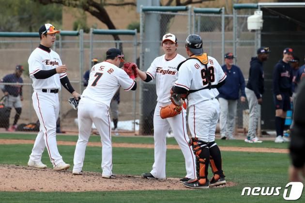 21일(현지시간) 미국 애리조나주 스코츠데일 솔트리버필즈 앳 토킹스톡에서 열린 2023 WBC 네덜란드 야구 대표팀과 한화이글스와의 연습경기에서 15대4로 승리한 한화 선수들이 기뻐하고 있다. 2023.2.22/DBC뉴스