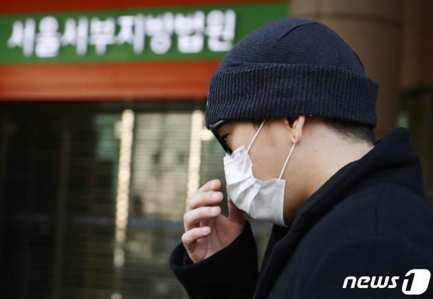 여성의 신체를 불법촬영하고 이를 지인이 있는 메신저 단체 대화방에 올린 래퍼 뱃사공(36·본명 김진우)가 1심에서 징역 1년을 선고받았다. 2023.1.16/DBC뉴스