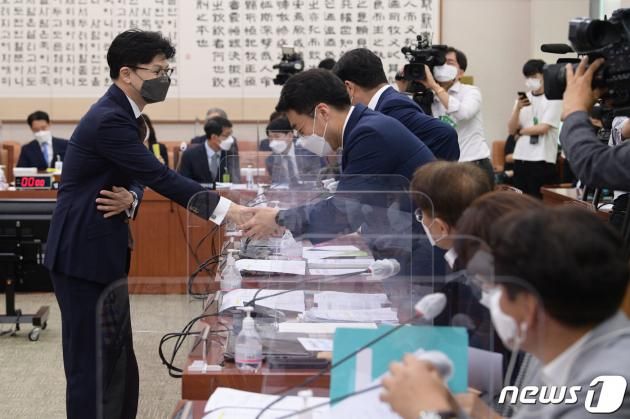 한동훈 법무부 장관이 2022년 7월 28일 서울 여의도 국회에서 열린 법제사법위원회 전체회의에 출석해 김남국 더불어민주당 의원과 악수하고 있다. (공동취재) / DBC뉴스