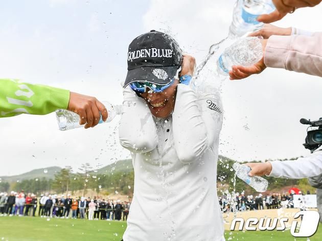 이주미가 16일 KLPGA투어 메디힐·한국일보 챔피언십에서 우승을 확정지은 뒤 동료들의 축하를 받고 있다. (KLPGA 제공) / DBC뉴스