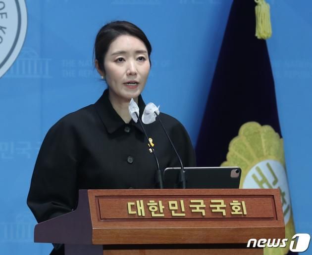 강선우 더불어민주당 대변인이 16일 서울 여의도 국회 소통관에서 브리핑을 하고 있다. 2023.4.16/DBC뉴스