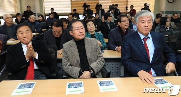 2019년 11월 20일 홍준표 자유한국당 전 대표(가운데)가 서울 종로구 변호사회관에서 지난 10월 3일 광화문광장에서 열렸던 보수단체 대규모 집회 평가 세미나에 자리하고 있다. 왼쪽부터 이재오 전 의원, 홍 전 대표, 전광훈 목사. / DBC뉴스