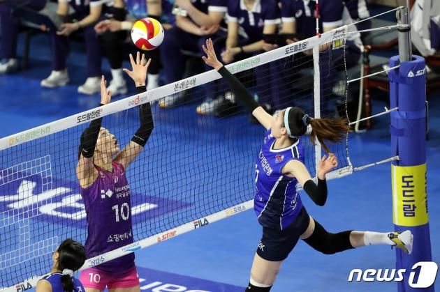 15일 오후 경기도 화성시 향남읍 화성종합경기타운 실내체육관에서 열린 프로배구 '2022-23시즌 도드람 V리그' 여자부 IBK기업은행과 흥국생명의 경기에서 흥국생명 김연경이 IBK 김수지의 공격을 막고 있다. 2023.3.15/DBC뉴스