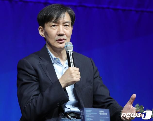 조국 전 법무부장관이 19일 전북 전주시 한벽문화관에서 열린 '조국의 법고전 산책' 북콘서트 저자와의 대화에서 책 설명을 하고 있다. / DBC뉴스