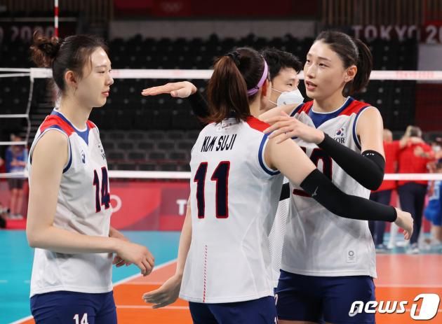 배구 김연경이 8일 오전 일본 도쿄 아리아케 아레나에서 열린 '2020 도쿄올림픽' 여자 배구 동메달 결정전 대한민국과 세르비아의 경기에서 세트스코어 3대0으로 패배한 후 김수지와 포옹을 하고 있다. 2021.8.8/DBC뉴스