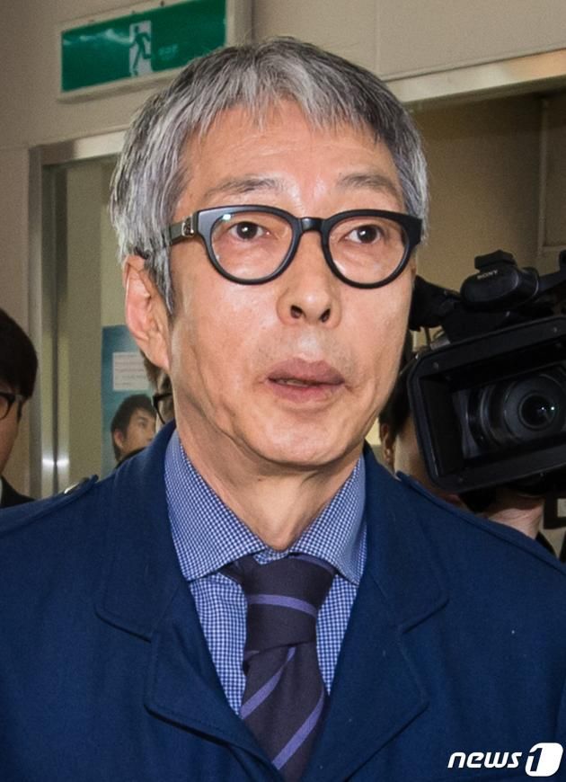 방송인 서세원 씨가 20일 캄보디아의 한 병원에서 링거 주사를 맞다 쇼크사한 것으로 알려졌다. 서 씨는 지난 1979년 TBC 라디오 개그 콘테스트를 거쳐 데뷔 후 ‘서세원쇼’ 등을 진행하며 당대를 대표하는 방송인으로 활동했다. 이후 영화 제작 등 다양한 활동을 해왔으나 성공을 거두지 못했고, 해외 도박 등 논란이 불거졌다. 지난 2014년에는 전처인 서정희를 폭행한 혐의로 징역 6월, 집행유예 2년을 선고받았으며 2015년 이혼, 2016년 해금연주자 김모씨와 재혼한 뒤 캄보디아에서 거주해 왔다. 사진은 지난 2015년 4월 법원 출석 모습.(뉴스1DB) 2023.4.20/DBC뉴스