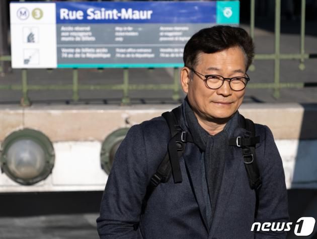 송영길 전 더불어민주당 대표가 19일 오전(현지시간) 프랑스 파리의 한 지하철역에서 출강을 위해 이동하고 있다./DBC뉴스