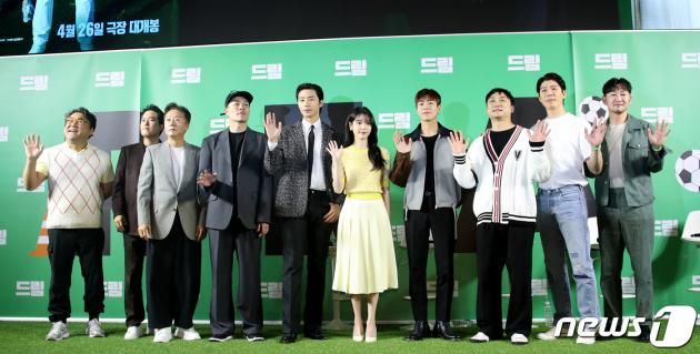 배우 고창석(왼쪽부터), 정승길, 김종수, 이병헌 감독, 박서준, 아이유, 이현우, 양현민, 홍완표, 허준석이 24일 서울 강남구 메가박스 코엑스에서 열린 영화 '드림' VIP 시사회에서 포즈를 취하고 있다. ⓒ News1 권현진 기자