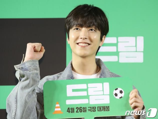 배우 이유진이 24일 서울 강남구 메가박스 코엑스에서 열린 영화 '드림'(감독 이병헌) VIP 시사회에서 파이팅을 외치고 있다. ⓒ News1 권현진 기자