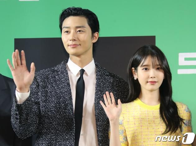 배우 박서준과 아이유(오른쪽)가 24일 서울 강남구 메가박스 코엑스에서 열린 영화 '드림'(감독 이병헌) VIP 시사회에서 인사를 하고 있다. ⓒ News1 권현진 기자