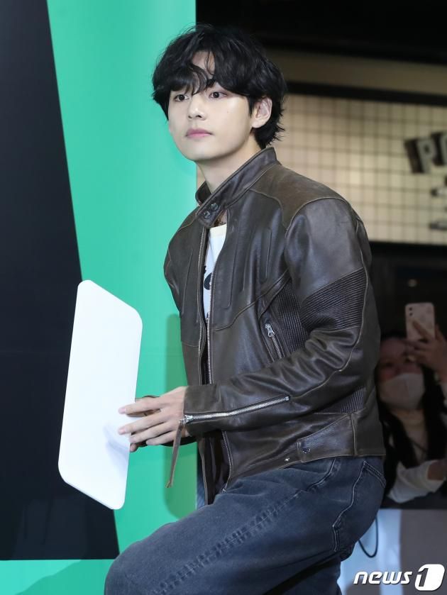 방탄소년단(BTS) 뷔가 24일 서울 강남구 메가박스 코엑스에서 열린 영화 '드림'(감독 이병헌) VIP 시사회에 '절친' 박서준을 응원하기 위해 참석하고 있다. ⓒ News1 권현진 기자