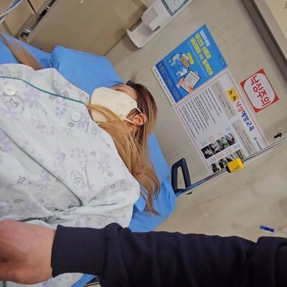 22일 학폭 피해자 표예림씨가 극단 선택을 시도하다 구조된 후 부산의 한 병원에서 치료를 받고 23일 퇴원 소식을 알렸다. (유튜브 '카라큘라 탐정사무소') / DBC뉴스