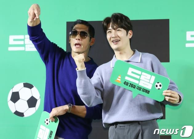 지오디의 박준형과 손호영(오른쪽)이 24일 서울 강남구 메가박스 코엑스에서 열린 '드림'(감독 이병헌) VIP 시사회에서 영화 흥행 대박을 기원하고 있다. ⓒ News1 권현진 기자