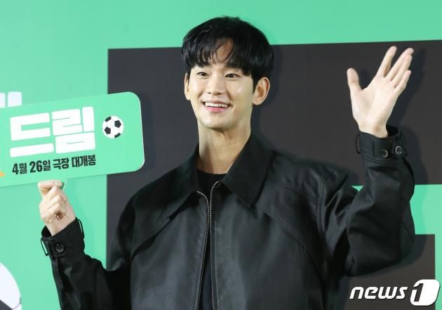 배우 김수현이 24일 서울 강남구 메가박스 코엑스에서 열린 영화 '드림'(감독 이병헌) VIP 시사회에서 '드림하이'에서 함께 호흡을 맞춘 아이유를 응원하고 있다. ⓒ News1 권현진 기자