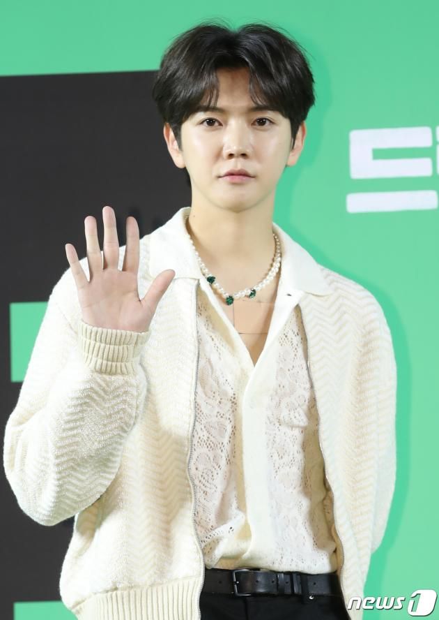 뉴이스트 렌이 24일 서울 강남구 메가박스 코엑스에서 열린 영화 '드림'(감독 이병헌) VIP 시사회에서 인사를 하고 있다. ⓒ News1 권현진 기자