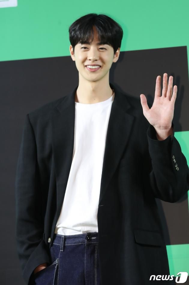 배우 김현진이 24일 서울 강남구 메가박스 코엑스에서 열린 '드림'(감독 이병헌) VIP 시사회에서 영화 흥행 대박을 기원하고 있다. ⓒ News1 권현진 기자