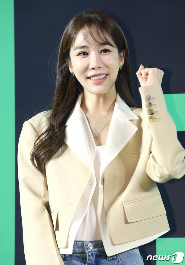 배우 유인나가 24일 서울 강남구 메가박스 코엑스에서 열린 영화 '드림'(감독 이병헌) VIP 시사회에 참석해 '절친' 아이유를 응원하고 있다. ⓒ News1 권현진 기자