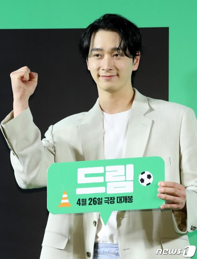 2PM 황찬성이 24일 서울 강남구 메가박스 코엑스에서 열린 영화 '드림'(감독 이병헌) VIP 시사회에서 파이팅을 외치고 있다. ⓒ News1 권현진 기자