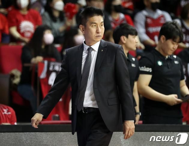 25일 경기도 안양실내체육관에서 열린 2022-2023 SKT 에이닷 프로농구 챔피언결정전 1차전 안양 KGC와 서울 SK와의 경기, 안양 KGC 김상식 감독이 경기를 지켜보고 있다. 2023.4.25/DBC뉴스