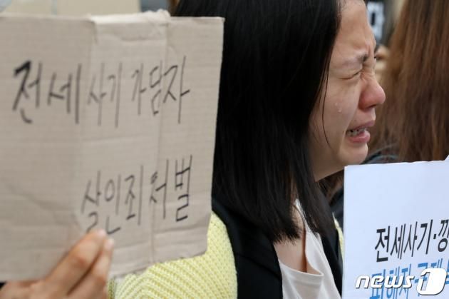 지난 20일 오전 서울 용산구 전쟁기념관 앞에서 전세사기 대책 관련 윤석열 대통령 면담요청 기자회견에서 전세사기 피해자가 눈물을 흘리고 있다. 2023.4.20/DBC뉴스