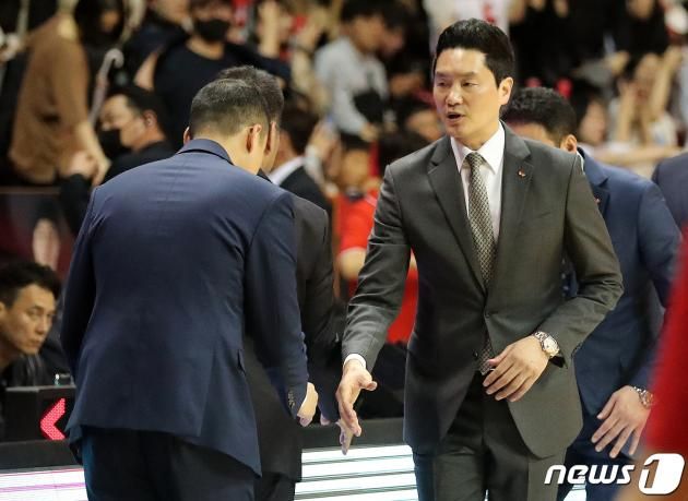 25일 경기도 안양실내체육관에서 열린 2022-2023 SKT 에이닷 프로농구 챔피언결정전 1차전 안양 KGC와 서울 SK와의 경기, 77대69로 승리한 서울 SK 전희철 감독이 안양 KGC 김상식 감독과 인사를 나누고 있다. 2023.4.25/DBC뉴스