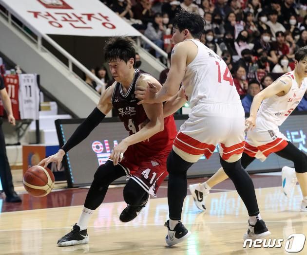 25일 경기도 안양실내체육관에서 열린 2022-2023 SKT 에이닷 프로농구 챔피언결정전 1차전 안양 KGC와 서울 SK와의 경기, 안양 KGC 오세근이 서울 SK 최부경의 수비 앞에서 돌파를 하고 있다. 2023.4.25/뉴스1 ⓒ News1 김진환 기자