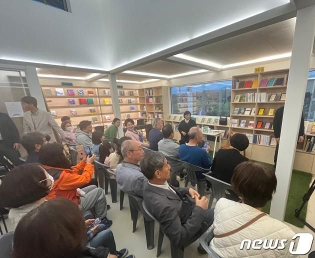 27일 평산책방은 '저자와의 대화'에 참석한 손님들로 북적이고 있다. ⓒ News1 송보현 기자