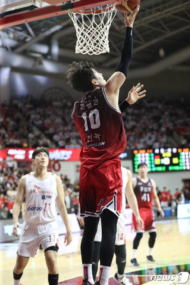 27일 오후 경기 안양시 동안구 안양실내체육관에서 열린 '2022-2023 SKT 에이닷 프로농구 챔피언결정전 2차전' 안양 KGC 인삼공사와 서울 SK 나이츠의 경기에서 KGC 문성곤이 슛을 하고 있다. 2023.4.27/뉴스1 ⓒ News1 김영운 기자