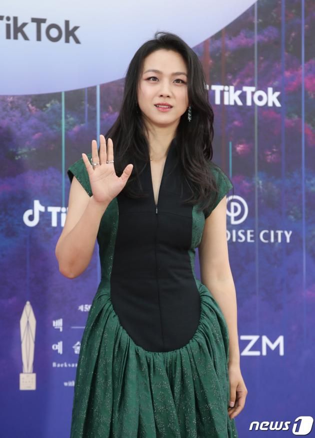 배우 탕웨이가 28일 오후 인천 파라다이스시티에서 열린 '제59회 백상예술대상' 레드카펫 행사에서 포즈를 취하고 있다. 2023.4.28/뉴스1 ⓒ News1 권현진 기자