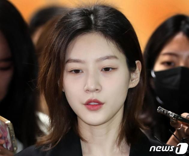 만취 상태로 음주운전을 하다가 사고를 낸 혐의로 재판에 넘겨진 배우 김새론이 5일 오전 서울 서초구 서울중앙지법에서 열린 도로교통법 위반(음주운전) 등 혐의 선고 공판을 마치고 나서며 취재진 질문에 답하고 있다. 이날 김새론은 벌금 2천만 원을 선고 받았다. 2023.4.5/DBC뉴스