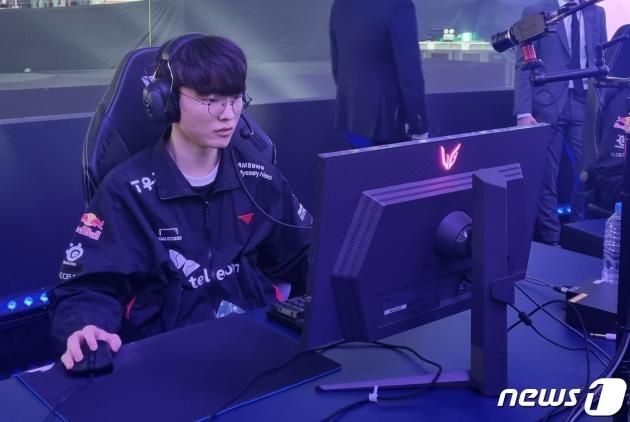 페이커(본명 이상혁) 선수가 9일 서울 잠실실내체육관에서 결승전 경기를 앞두고 장비를 점검하는 모습 (박소은 기자) / DBC뉴스