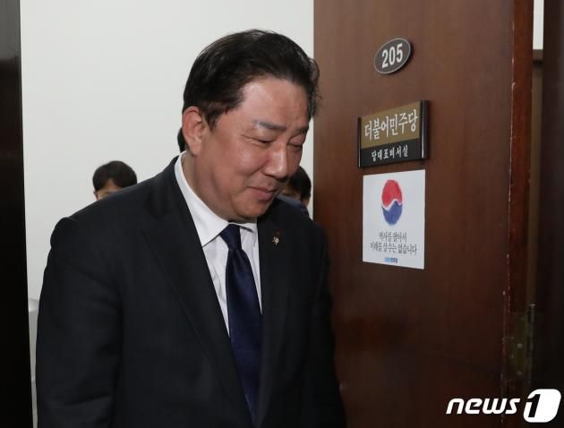 김남국 의원 코인 진상조사단 팀장인 김병기 수석사무부총장이 12일 오후 서울 여의도 국회 더불어민주당 당대표 회의실에서 열린 진상조사팀 중간보고를 마치고 나오고 있다. 2023.5.12/DBC뉴스