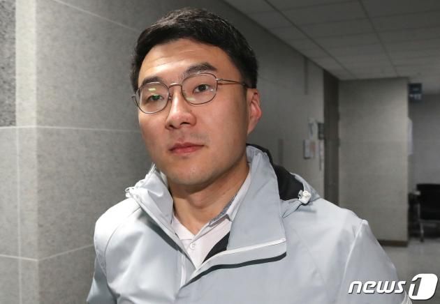 가상자산(암호화폐) 이상 거래 의혹 논란에 자진탈당을 선언한 김남국 더불어민주당 의원이 14일 오전 서울 여의도 국회 의원회관 의원실로 출근하고 있다. 김 의원은 이날 오전 자신의 사회관계망서비스(SNS)를 통해 