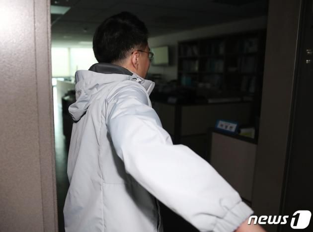 가상자산(암호화폐) 이상 거래 의혹 논란에 자진탈당을 선언한 김남국 더불어민주당 의원이 14일 오전 서울 여의도 국회 의원회관 의원실로 출근하고 있다. 2023.5.14/뉴스1 ⓒ News1 임세영 기자