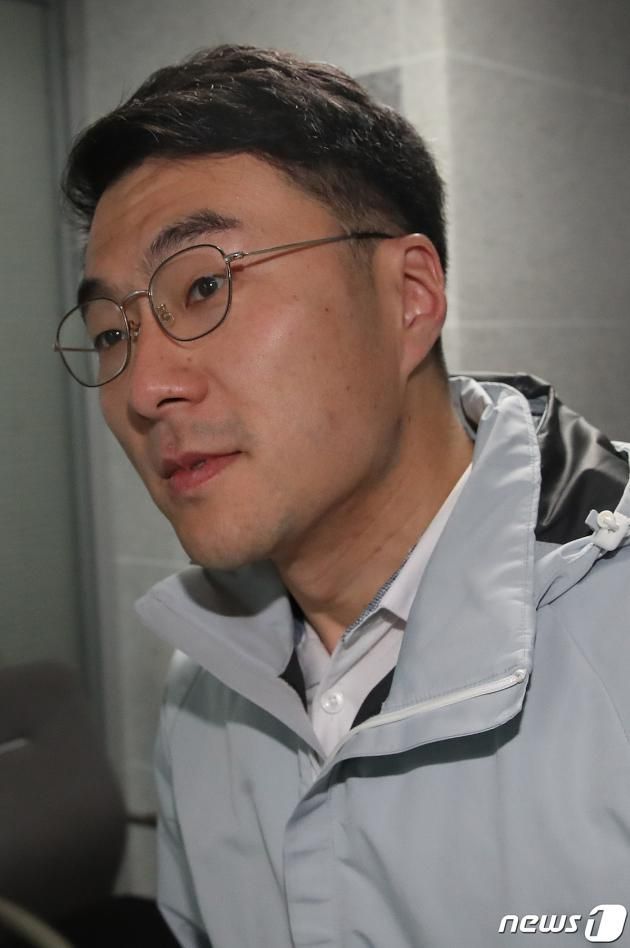 가상자산(암호화폐) 이상 거래 의혹 논란에 자진탈당을 선언한 김남국 더불어민주당 의원이 14일 오전 서울 여의도 국회 의원회관 의원실로 출근하고 있다. 2023.5.14/뉴스1 ⓒ News1 임세영 기자