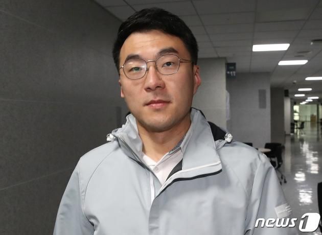 가상자산(암호화폐) 이상 거래 의혹 논란에 자진탈당을 선언한 김남국 더불어민주당 의원이 14일 오전 서울 여의도 국회 의원회관 의원실로 출근하고 있다. 김 의원은 이날 오전 자신의 사회관계망서비스(SNS)를 통해 
