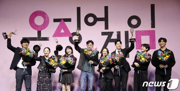 정재훈 VFX 슈퍼바이저(왼쪽부터)와 채경선 미술감독, 배우 이유미, 황동혁 감독, 김지연 대표, 이태영 무술팀장, 김차이 무술팀원, 심상민 무술팀장 / DBC뉴스