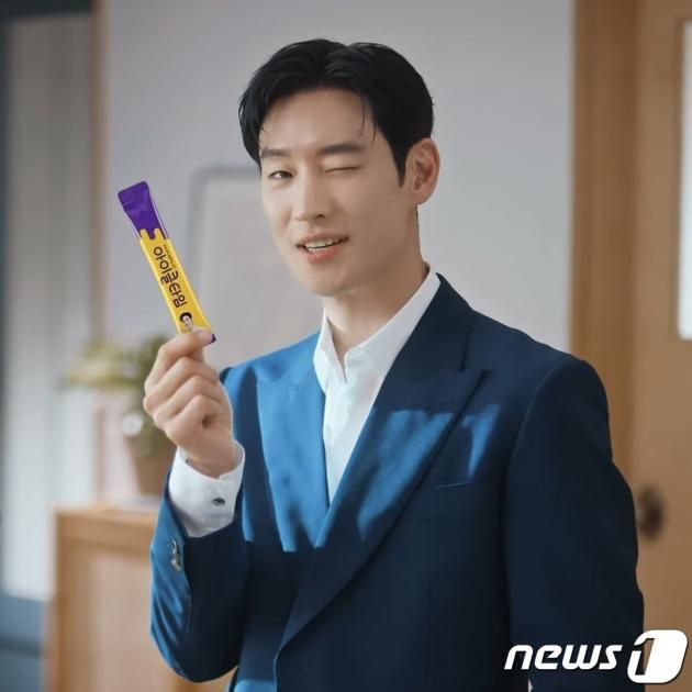 배우 이제훈. (아이클타임 광고 갈무리) / DBC뉴스