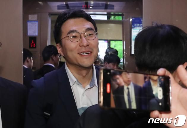 가상자산 보유 논란이 계속되고 있는 김남국 더불어민주당 의원이 9일 저녁 서울 여의도 국회 의원회관 의원실에서 나와 취재진의 질문을 받으며 이동하고 있다. 2023.5.9/DBC뉴스