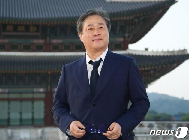 박찬욱 감독이 16일 서울 종로구 경복궁 근정전 입구에서 진행된 구찌(Gucci)의 2024 크루즈 쇼 포토콜 행사에서 옅은 미소를 짓고 있다. ⓒ News1 권현진 기자