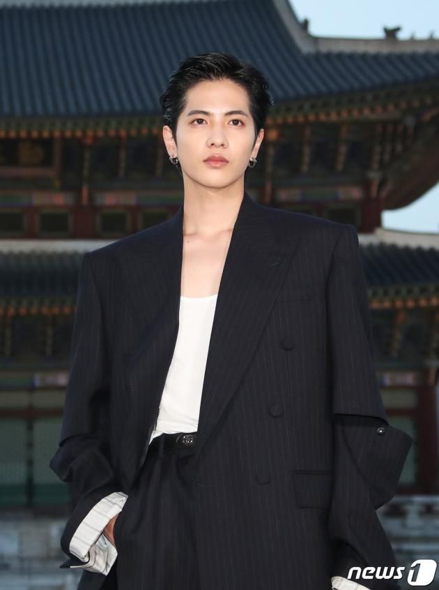 일본 배우 시손 쥰이 16일 서울 종로구 경복궁 근정전 입구에서 진행된 구찌(Gucci)의 2024 크루즈 쇼 포토콜 행사에서 포즈를 취하고 있다. ⓒ News1 권현진 기자