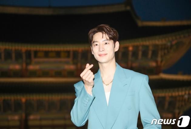 배우 이제훈이 16일 서울 종로구 경복궁 근정전 입구에서 진행된 구찌(Gucci)의 2024 크루즈 쇼 포토콜 행사에서 달콤한 손 하트를 그리고 있다. ⓒ News1 권현진 기자