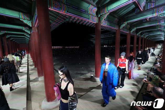 16일 오후 서울 경복궁 근정전에서 열린 이탈리아 명품 브랜드 구찌(GUCCI) 2024 크루즈 패션쇼에서 모델들이 런웨이를 걷고 있다. ⓒ News1 사진공동취재단