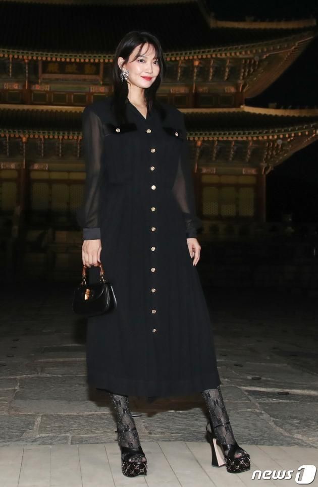 배우 신민아가 16일 서울 종로구 경복궁 근정전 입구에서 진행된 구찌(Gucci)의 2024 크루즈 쇼 포토콜 행사에서 매혹적인 미소로 시선을 싹쓸이 하고 있다. ⓒ News1 권현진 기자