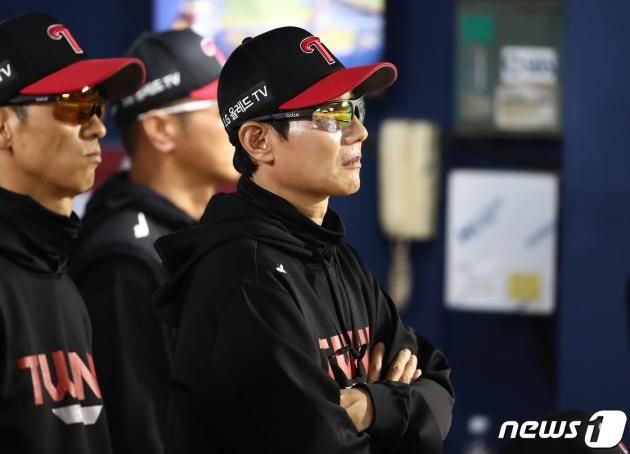 10일 오후 서울 송파구 잠실야구장에서 열린 2023 신한 SOL KBO리그 키움 히어로즈와 LG 트윈스의 경기에서 LG 염경엽 감독이 경기를 지켜보고 있다. 2023.5.10/DBC뉴스