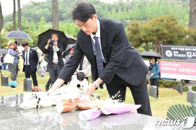 고(故) 전두환씨의 손자 전우원씨가 5·18민주화운동 43주기인 18일 오전 북구 망월동 민족민주열사묘역(구묘역)을 찾아 헌화하고 있다. / DBC뉴스