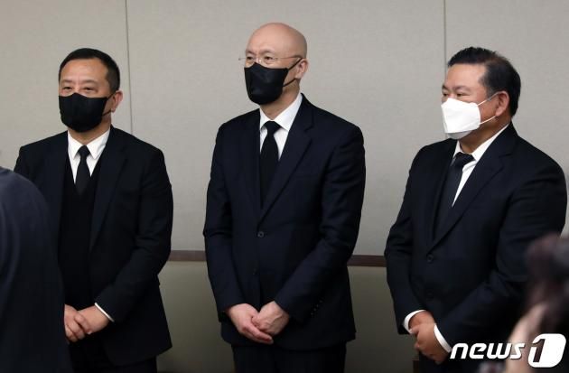 2021년 11월 25일 오후 서울 서대문구 신촌 세브란스병원 장례식장에 마련된 고 전두환 전 대통령 빈소에서 전 전 대통령 장남 전재국(왼쪽부터), 차남 전재용, 삼남 전재만 씨가 조문객을 맞이하고 있다. / DBC뉴스