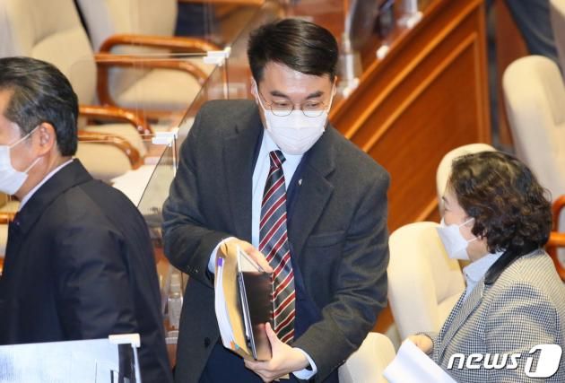 김남국 더불어민주당 의원이 9일 오후 서울 여의도 국회에서 열린 본회의가 정회된 후 회의장을 나서고 있다. 2020.12.9/DBC뉴스